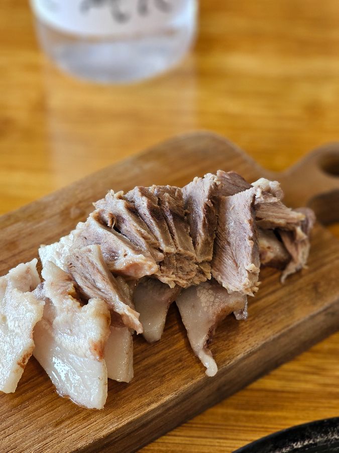 오늘도마순대국의 윤기 흐르는 수육