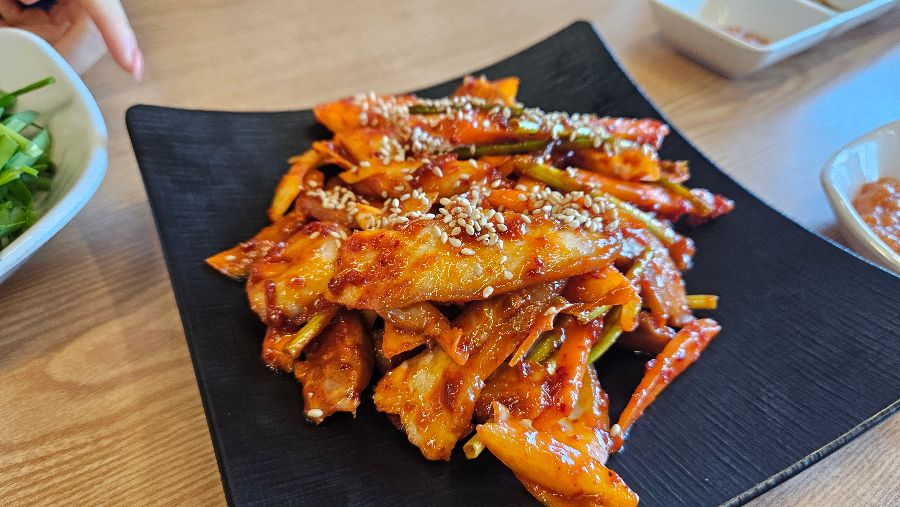 오늘도마순대국의 수육무침