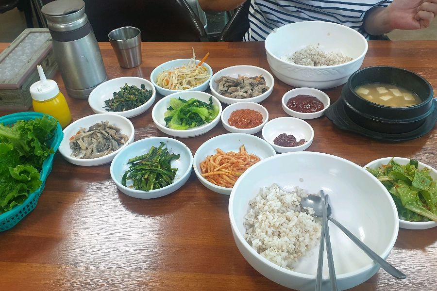 푸짐한 보리밥 한 상 차림