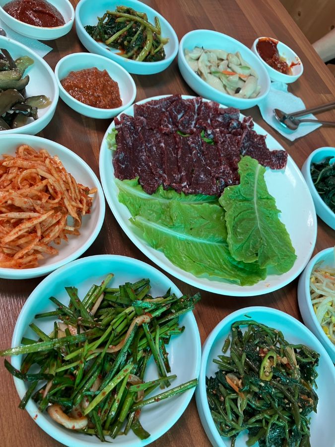 푸짐하게 차려진 한 상