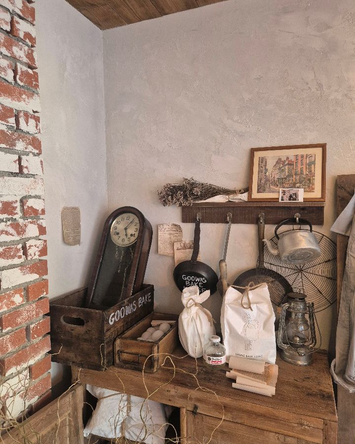 앤티크한 소품들이 놓인 공간, 구워스베이크하우스의 감성을 더하다