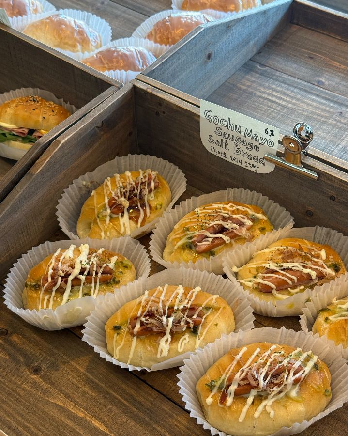 고추 마요 소시지 소금빵, 매콤함과 고소함의 환상적인 조화