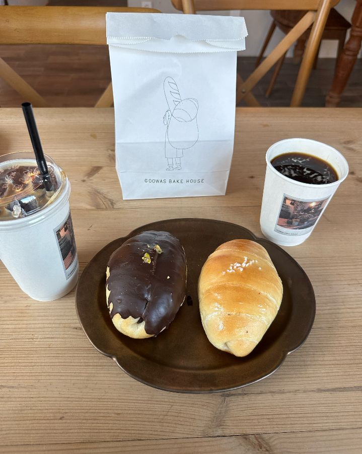 구워스베이크하우스의 다양한 빵과 커피