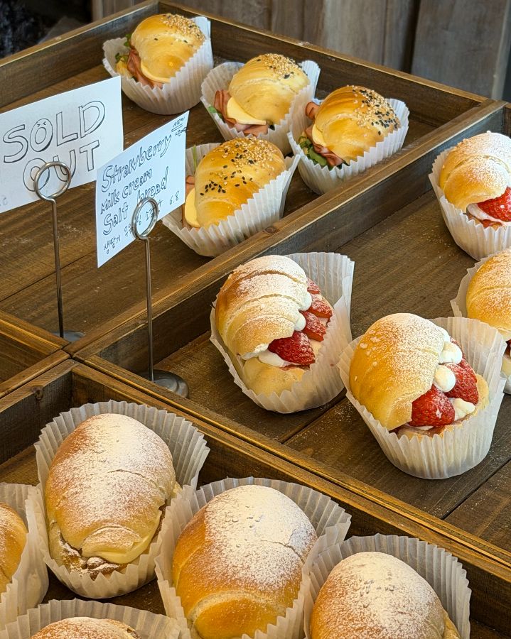 먹음직스러운 딸기 크림 소금빵