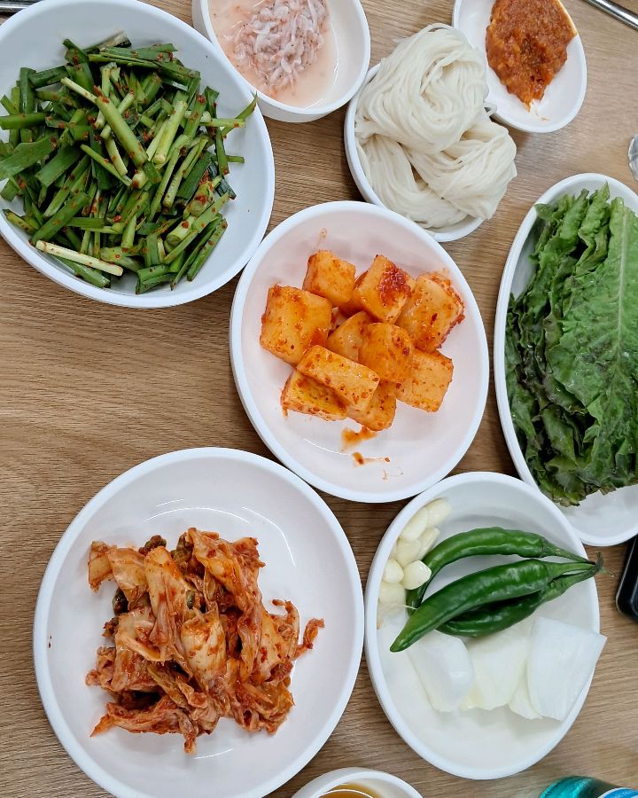 가마솥돼지국밥의 푸짐한 밑반찬