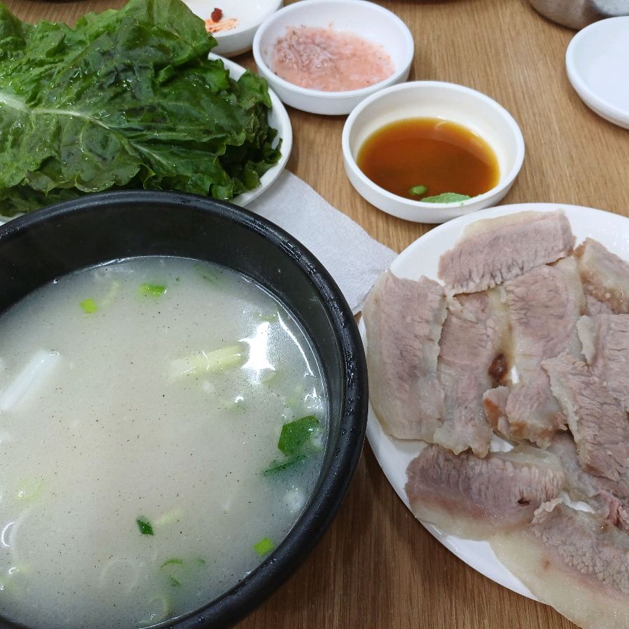 수육백반 한 상 차림