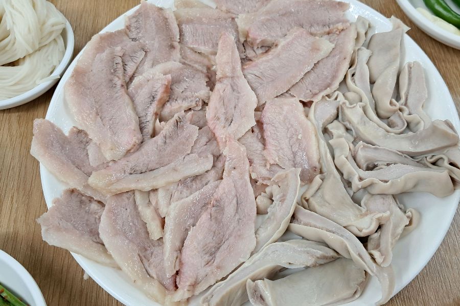 윤기가 자르르 흐르는 수육