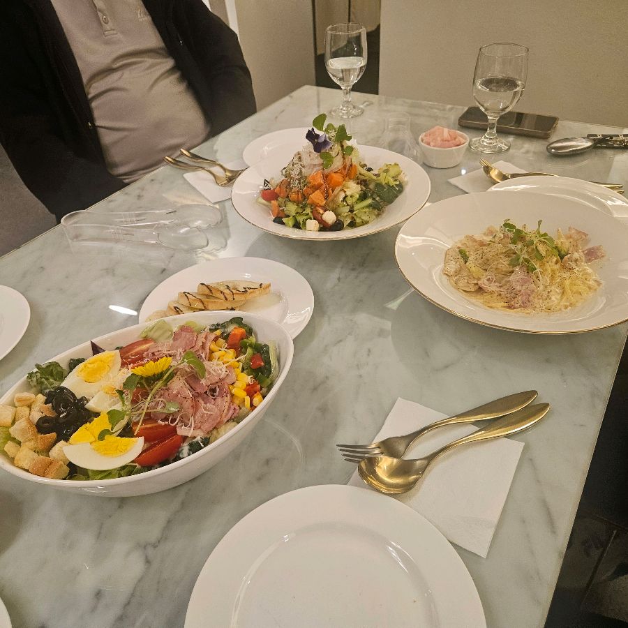 테이블 가득 차려진 음식