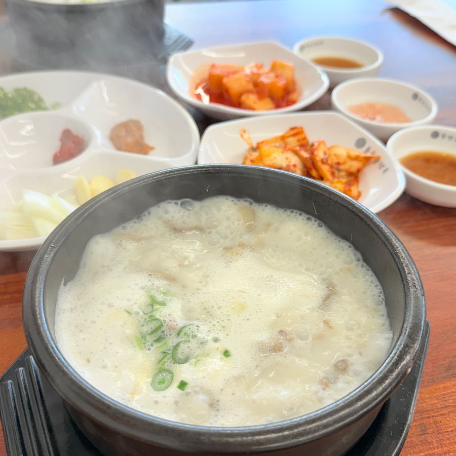 돌탄순댓국 안동점의 뜨끈한 순대국밥, 겨울철 잃어버린 입맛을 되찾아준다.