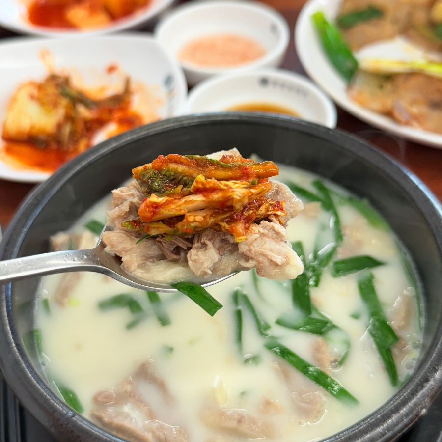 돌탄순댓국 안동점 순대국밥 속 푸짐한 고기, 김치와 함께 먹으면 환상적인 맛을 자랑한다.