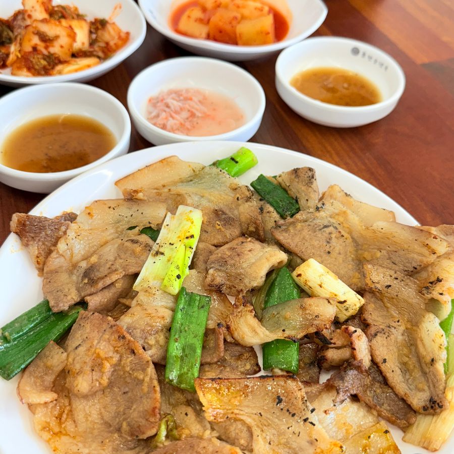 돌탄순댓국 안동점의 석쇠구이, 불향이 은은하게 배어 있어 식욕을 자극한다.