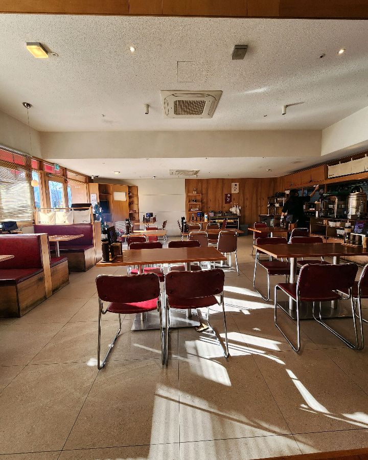 넓고 깔끔하게 정돈된 동백카츠의 홀 전경