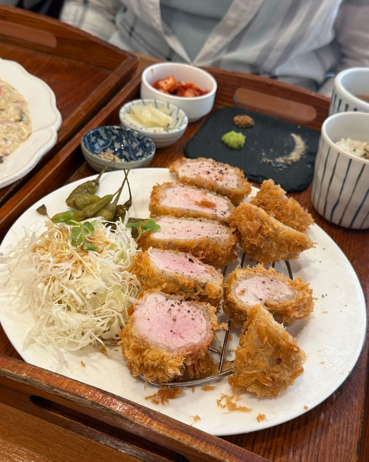 안심카츠와 곁들여 먹기 좋은 다양한 찬들