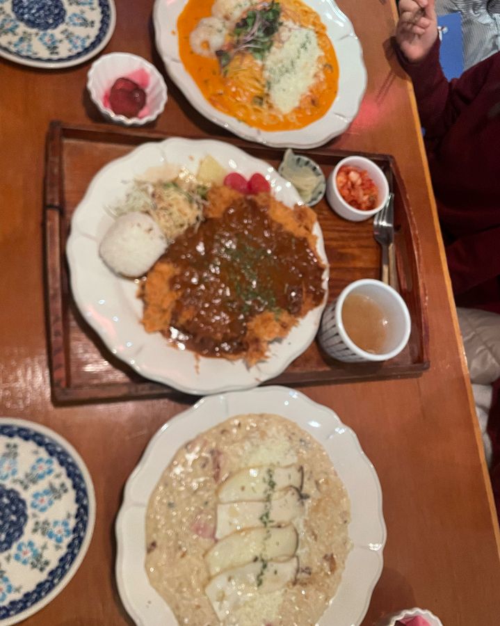 푸짐한 한 상 차림: 돈카츠, 파스타, 리조또