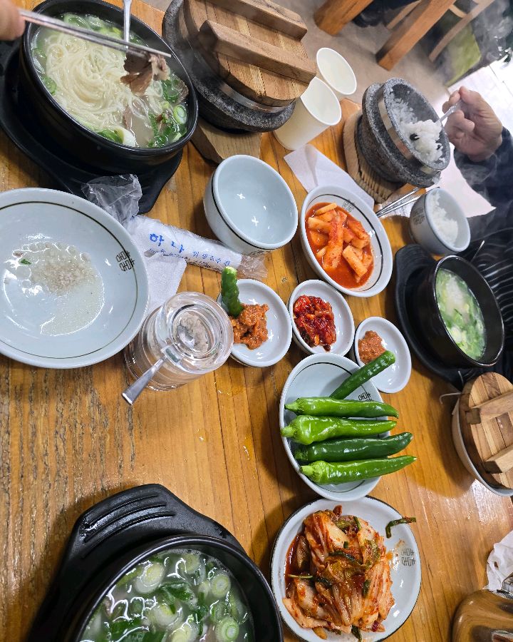 테이블 가득 차려진 돌솥밥 설렁탕 한상차림
