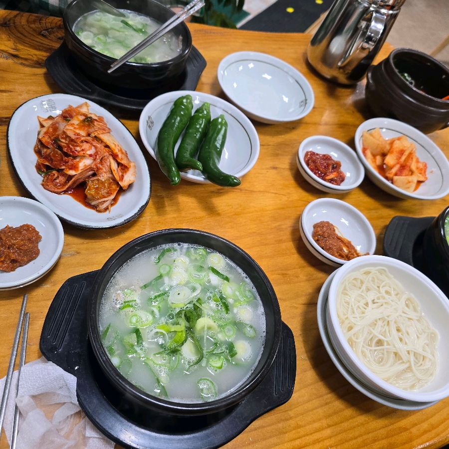 설렁탕과 소면, 김치, 깍두기, 오징어 젓갈