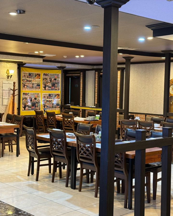 넓은 홀 테이블