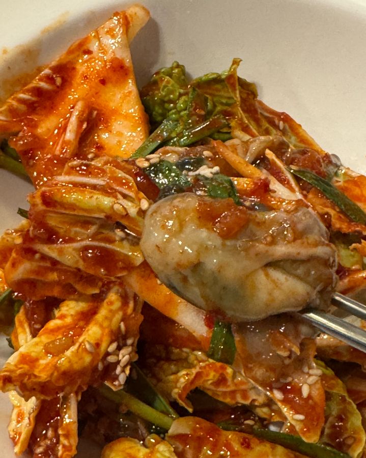 신선한 굴이 들어간 겉절이