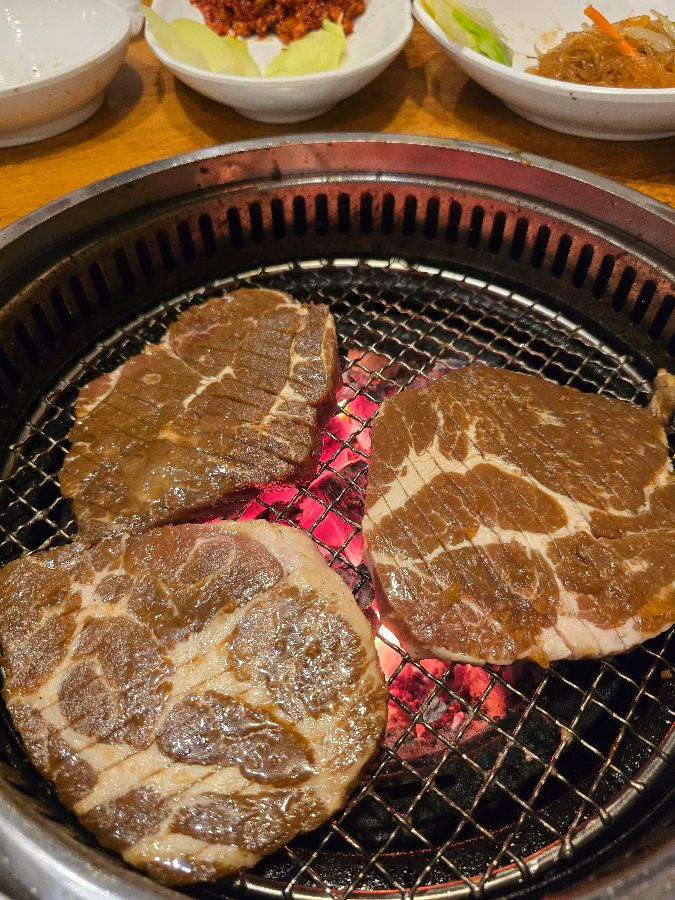 다채로운 곁들임 찬과 숯불 구이