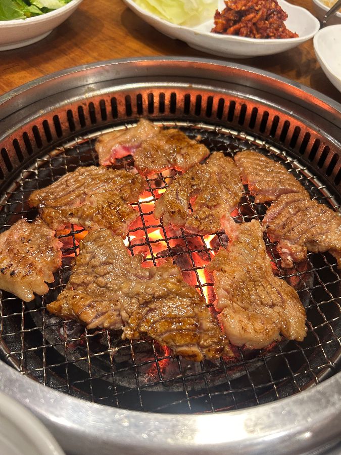 숯불 위에서 노릇하게 구워지는 양념갈비