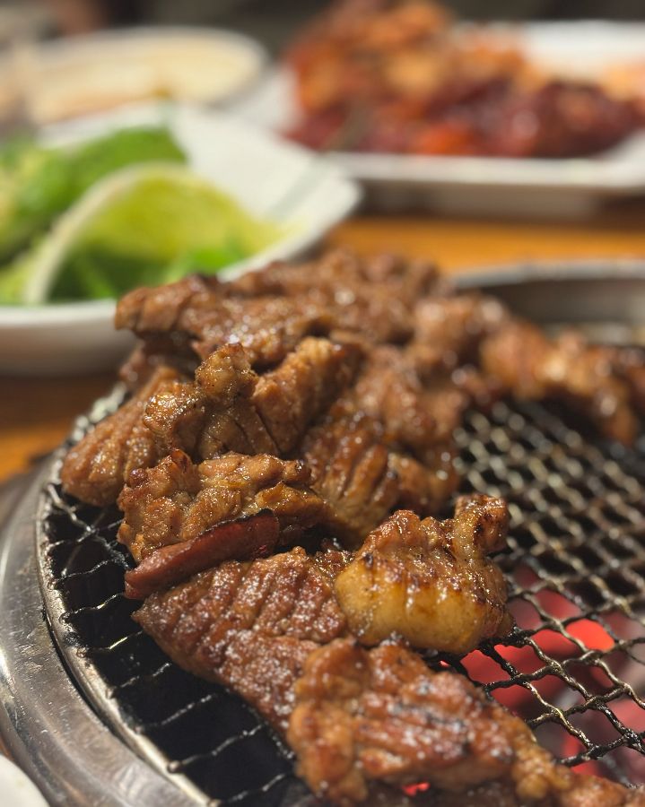 숯불 위에서 맛있게 익어가는 갈비