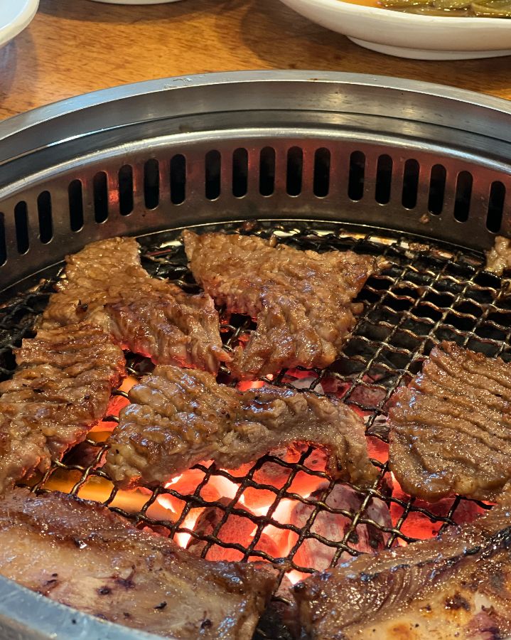 숯불 위에서 구워지는 갈비