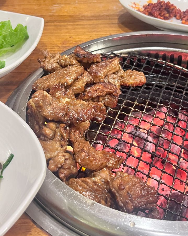 숯불 위에서 맛있게 익어가는 양념갈비