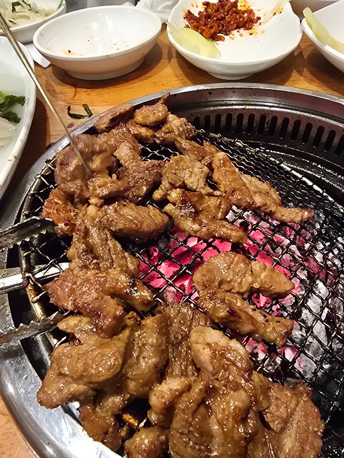 숯불 위에서 구워지는 갈비