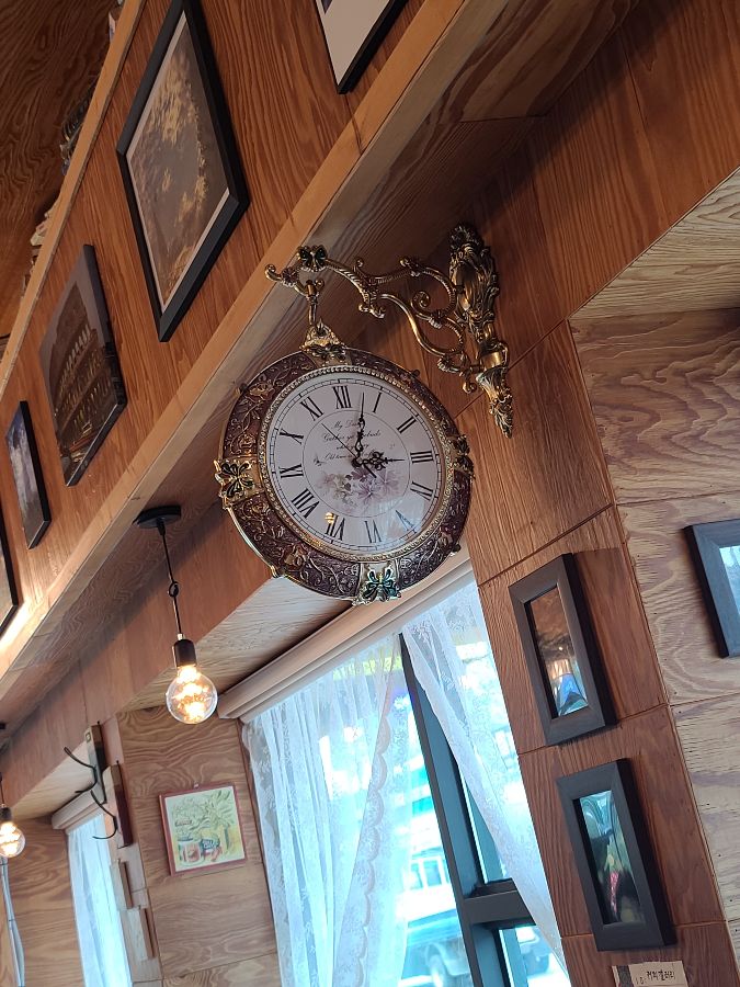 앤티크한 벽시계가 카페의 분위기를 더욱 고풍스럽게 만듭니다.