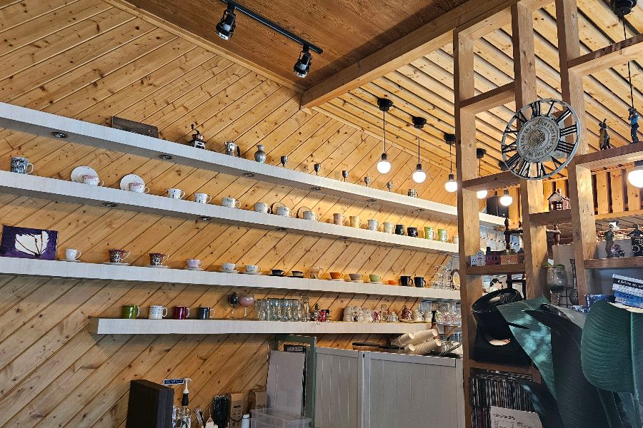 다양한 찻잔 컬렉션이 전시되어 있는 모습