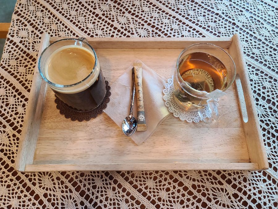 정갈하게 준비된 커피와 차 세트