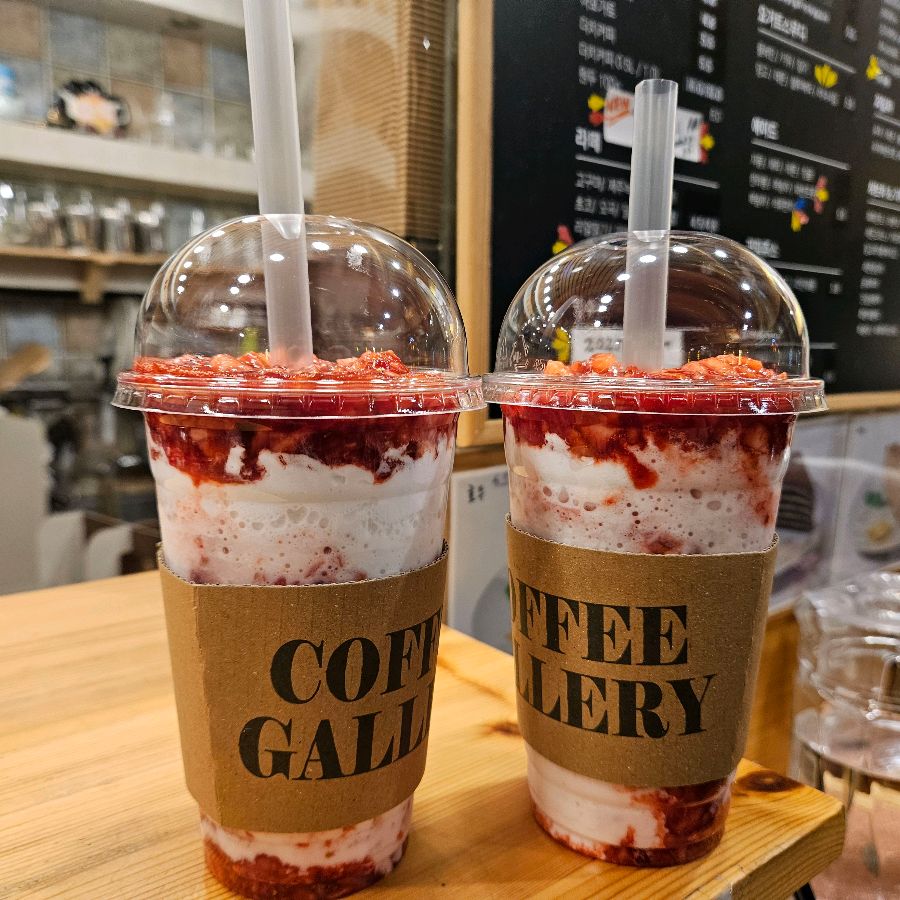 Coffee Gallery의 시그니처 메뉴, 리얼 딸기 라떼