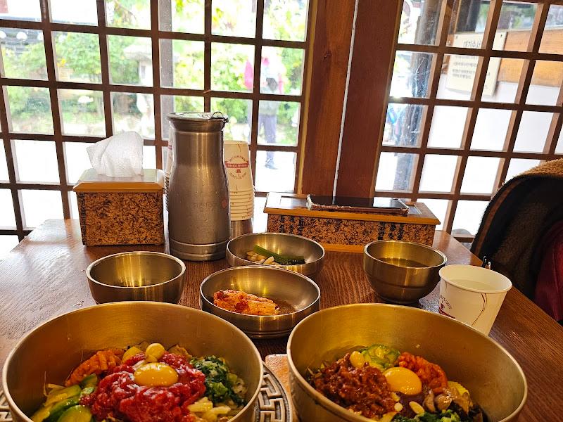 돌솥비빔밥과 밑반찬