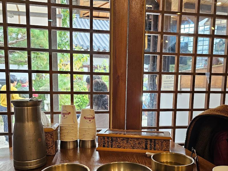 창밖으로 보이는 정원 풍경