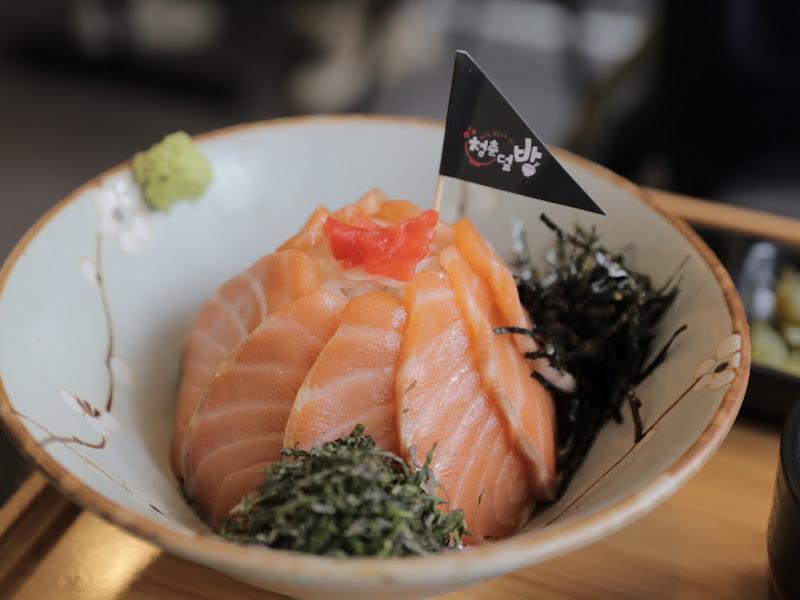 윤기가 흐르는 연어덮밥