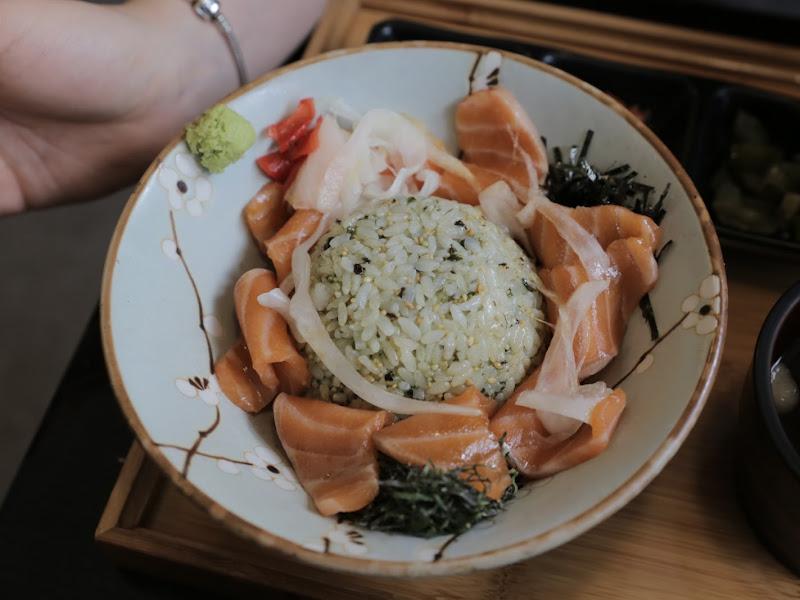 연어덮밥의 클로즈업 샷