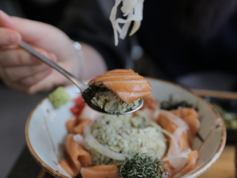 연어와 밥을 함께 떠먹는 모습