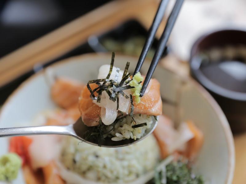 연어, 밥, 와사비, 김을 한 숟가락에