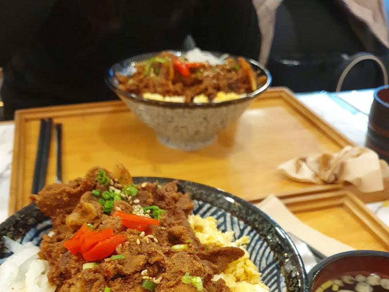 덮밥 한 상 차림