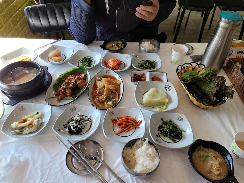 돌솥밥 정식 한상차림