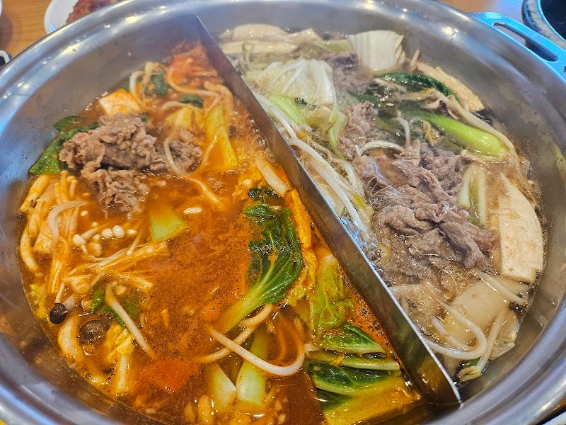 반반 육수에 샤브샤브 재료를 넣은 모습