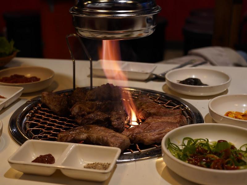 숯불 위에서 구워지는 고기