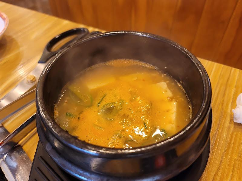뚝배기에 담긴 따뜻한 된장찌개의 모습