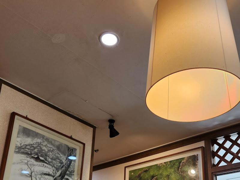 천장 조명과 액자