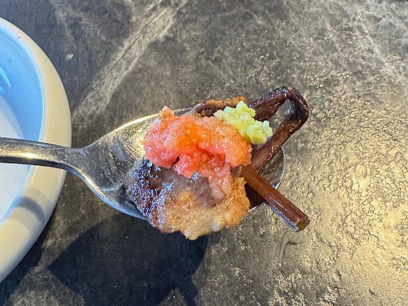 숟가락 위에 올려진 흑돼지