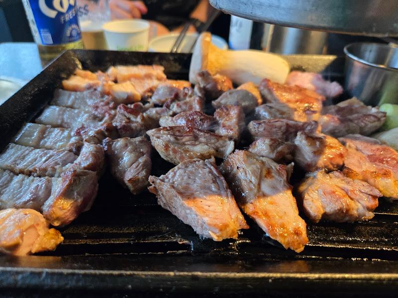 잘 구워진 흑돼지