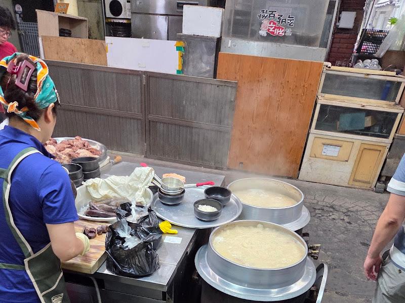 오픈 주방에서 토렴하는 모습