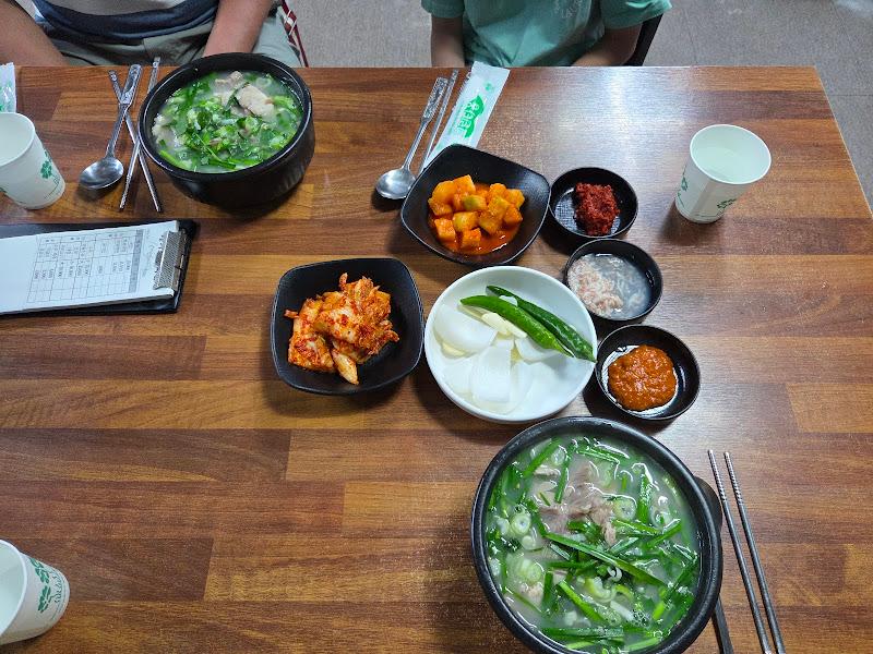 돼지국밥과 반찬