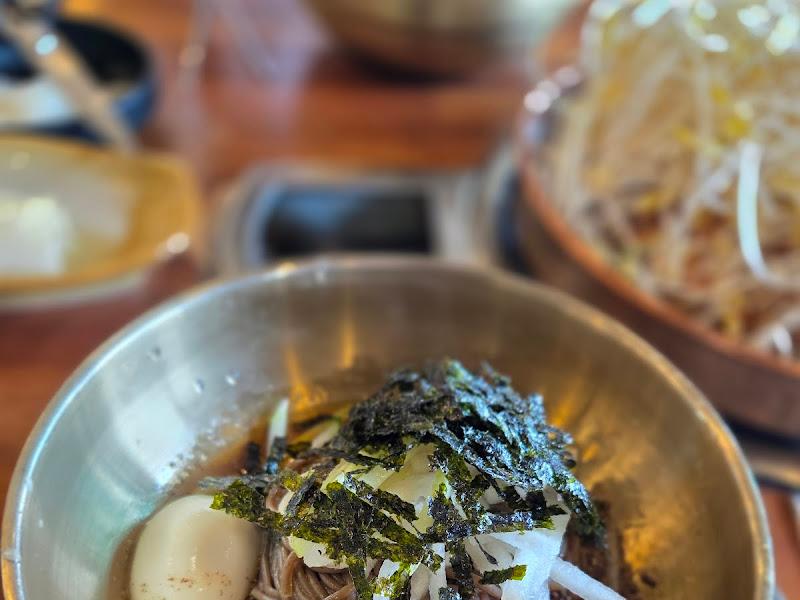 막국수와 불고기 한 상 차림