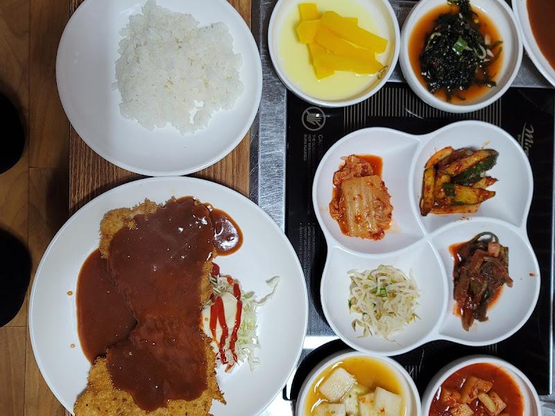 돈가스 한 상 차림